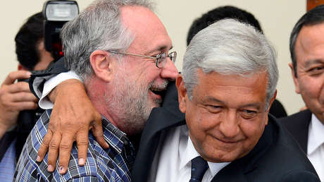 López Obrador dice que el poeta que recientemente lo comparó con Hitler lo trató de besar en 2012 y él no se dejó: «Lo sentí falso y no me equivoqué»