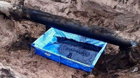 Colocan una piscina de lona para contener un derrame de petróleo en Argentina y la imagen se viraliza