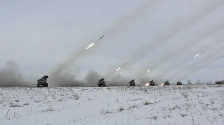 VIDEO: Militares rusos practican fuego combinado de artillería, lanzacohetes múltiples y aviones de ataque