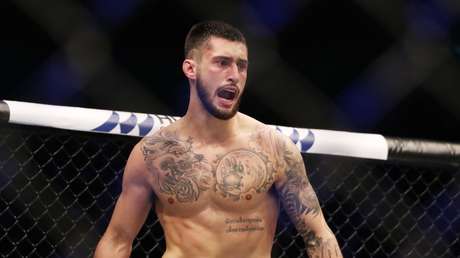 VIDEO: Un luchador de la UFC se burla de su rival pero se arrepiente al acto cuando lo manda al suelo de una brutal patada