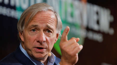 "El dinero en efectivo es la peor inversión": El multimillonario Ray Dalio advierte sobre el riesgo de la inflación y da un consejo a los inversores