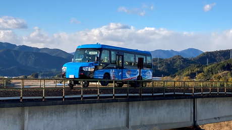 ¿Tren o bus? Inauguran con éxito el primer vehículo dual del mundo en Japón (VIDEO, FOTOS)