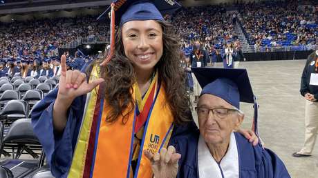 Un anciano se gradúa junto con su nieta de una universidad estadounidense pocos días antes de cumplir 88 años