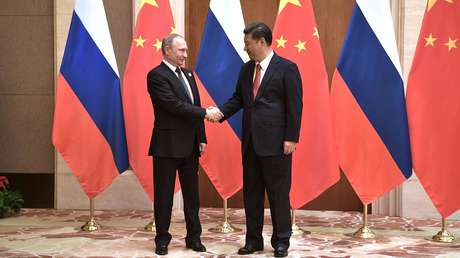 China dice que Moscú y Pekín deben "profundizar la cooperación estratégica 'codo con codo'" para enfrentar la "doble contención de EE.UU. y Occidente"