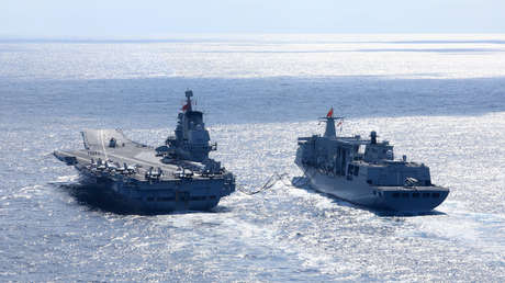 Un portahelicópteros y un avión de combate de Japón escoltan al portaviones chino Liaoning durante unos ejercicios