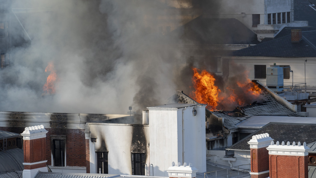 Se produce un incendio en el edificio del Parlamento de Sudáfrica (VIDEO)