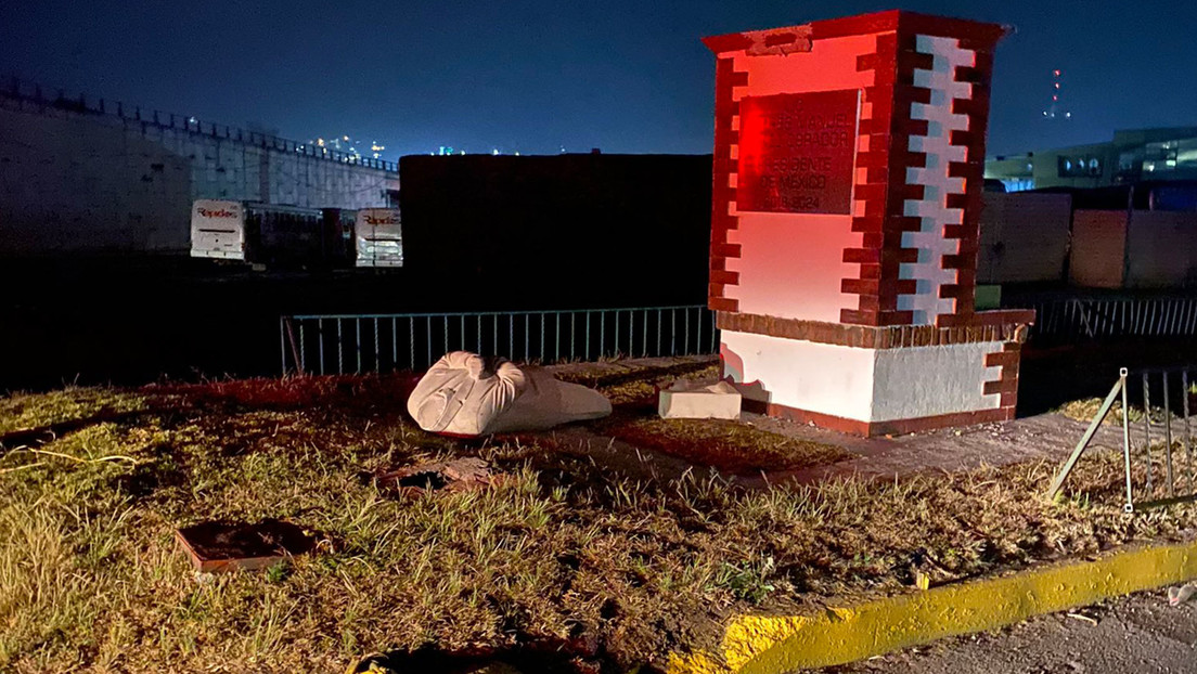 Derriban una estatua recién erigida del presidente Andrés Manuel López Obrador en un municipio mexicano