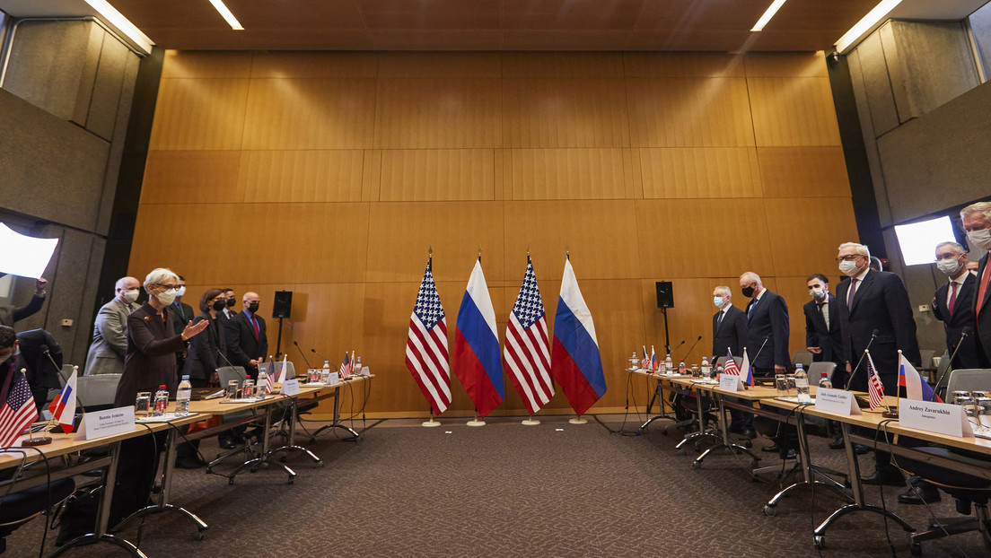 Negotiations begin between the United States and Russia over a security guarantee