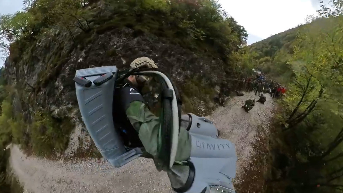 Con un hábil vuelo entre árboles y desfiladeros, prueban una mochila propulsora para operaciones de búsqueda y rescate durante ejercicios de la OTAN