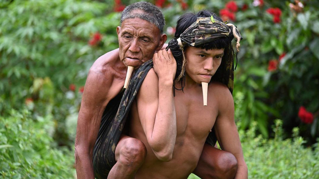 Un joven indígena brasileño cargó a su padre a la espalda durante seis horas para recibir la vacuna contra el covid-19 y la imagen se hace viral