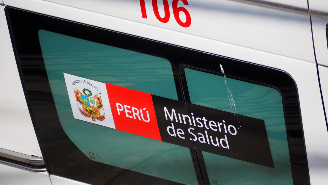 Pobladores de Perú evitan que un minibús caiga a un abismo y salvan a los pasajeros sosteniéndolo a fuerza de brazos (VIDEO)