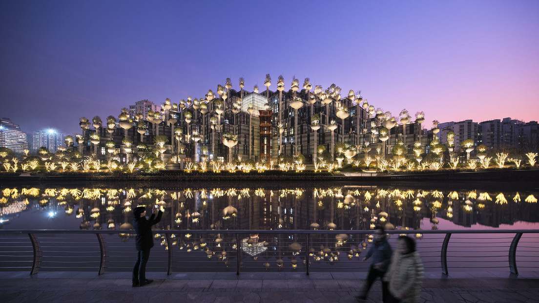 Shanghai Hanging Gardens: China’s modern shopping mall is covered with 1,000 trees