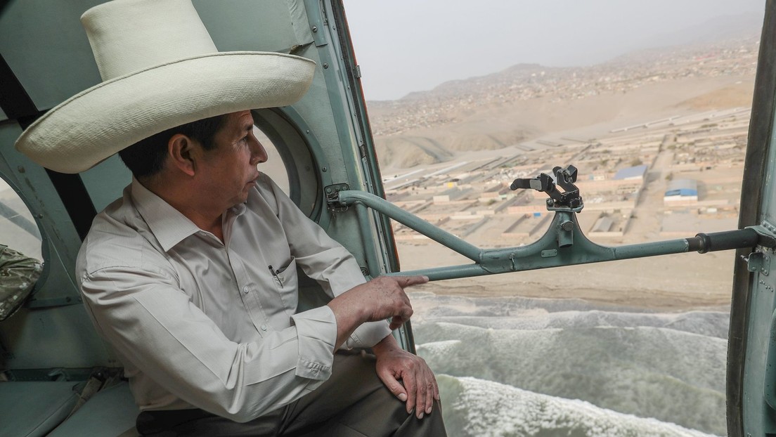 Pedro Castillo sobrevuela la zona afectada por el derrame de petróleo en Perú mientras se eleva el tono entre las autoridades y Repsol