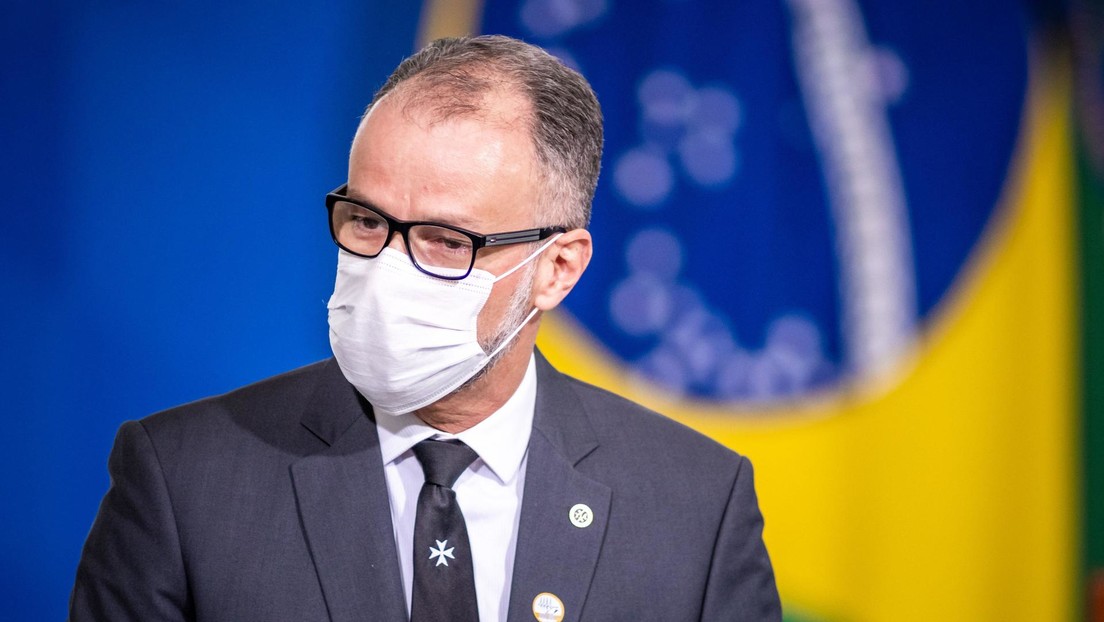 El director de la agencia sanitaria de Brasil critica a Bolsonaro por darle la "bienvenida" a la variante ómicron