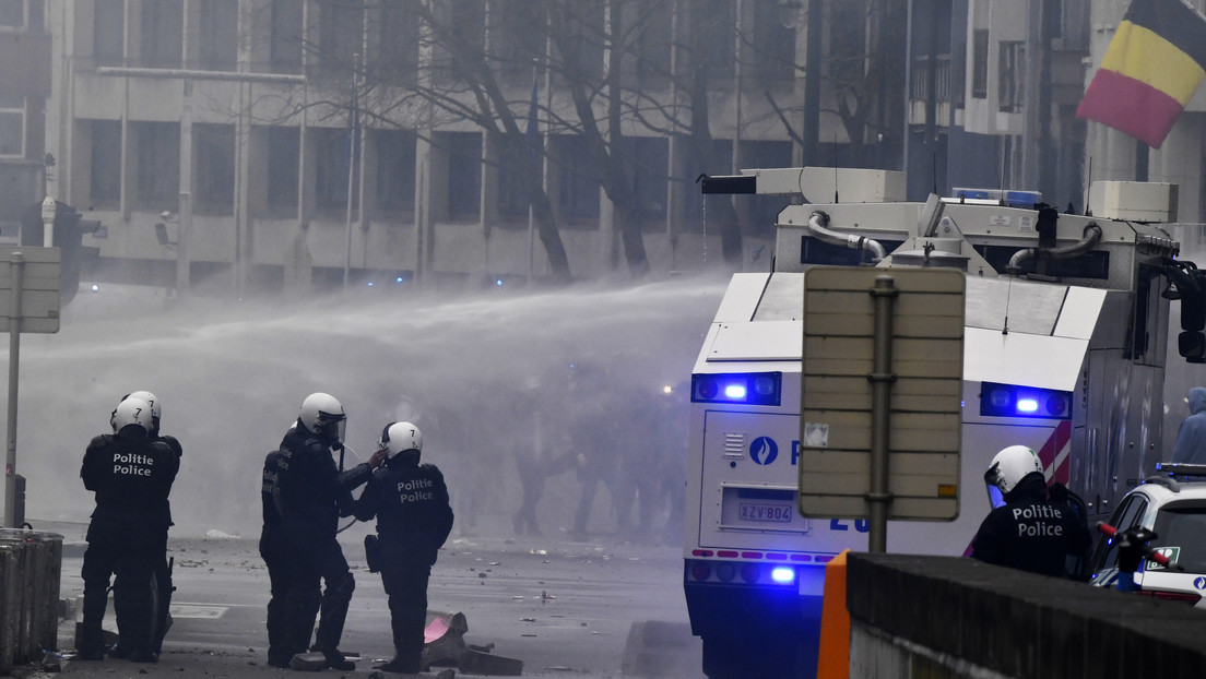 VIDEO: Protestas por restricciones sanitarias en Bruselas desembocan en enfrentamientos con la Policía y uso de gas lacrimógeno