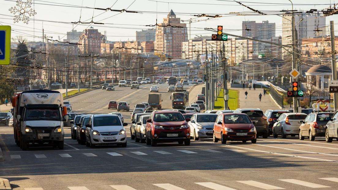 VIDEO: Un transeúnte ruso se da cuenta de que los semáforos no funcionan y pasa varias horas regulando el tráfico para evitar un colapso