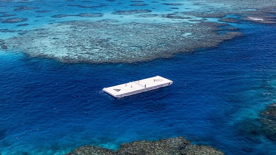 Adidas instala en la Gran Barrera de Coral australiana una cancha flotante de tenis hecha de plástico reciclado (VIDEO)