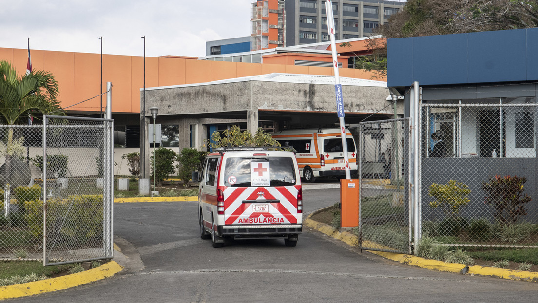 Una turba antivacunas irrumpe con violencia en un hospital de Costa Rica para intentar sacar a un niño ingresado de seis años