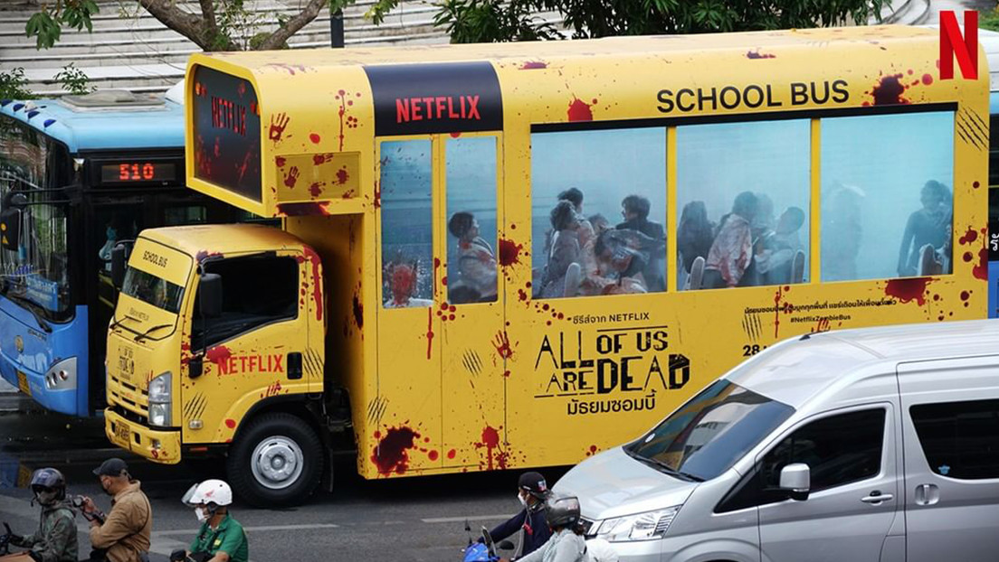 Bus ensangrentado recorriendo las calles de Tailandia como promoción de una nueva serie de Netflix sobre zombis divide a los internautas Bus ensangrentado recorriendo las calles de Tailandia como promoción de una nueva serie de Netflix sobre zombis divide a los internautas