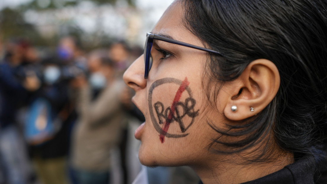 Una mujer es raptada, violada y obligada a desfilar con la cabeza rapada y chanclas atadas alrededor del cuello en un acto de venganza en la India