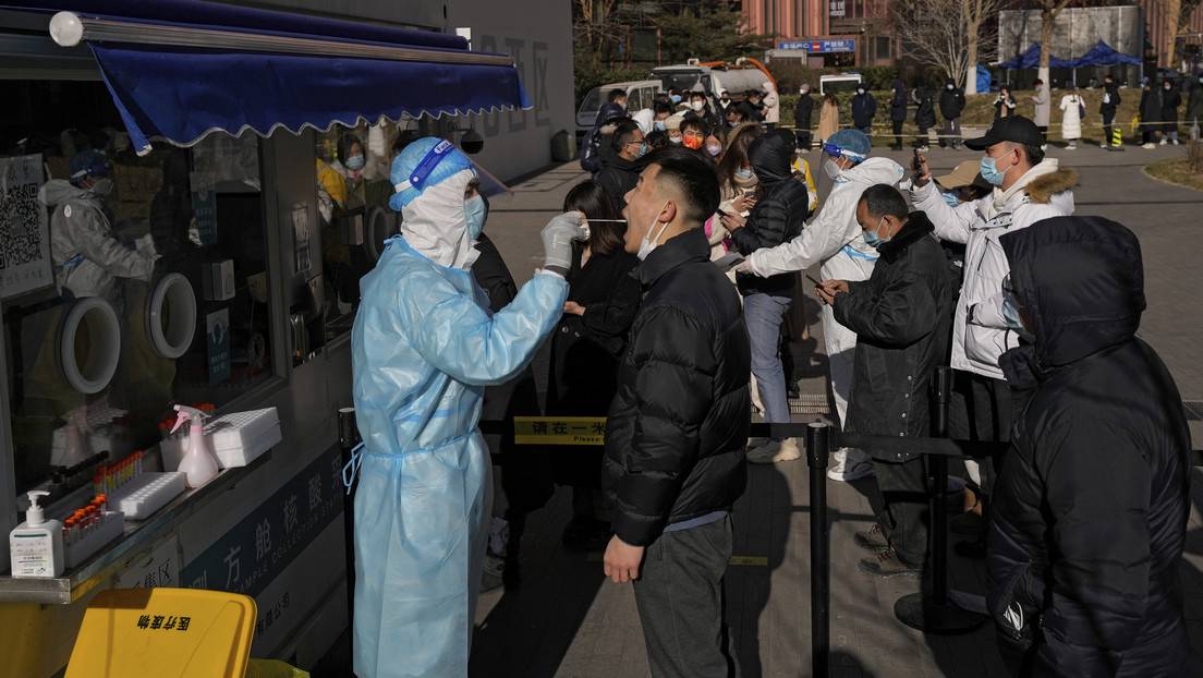 Una persona hace fila para obtener un hisopo para la prueba de covid-19 en Pekín, China.