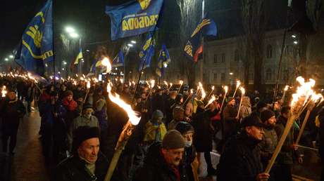 VIDEO: Ultraderechistas marchan con antorchas en Ucrania en honor del líder de los colaboracionistas nazis en la II Guerra Mundial