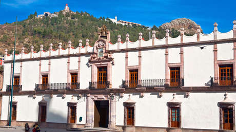 Abandonan una camioneta con diez cadáveres frente al Palacio de Gobierno del estado mexicano de Zacatecas