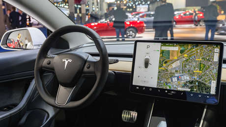 La versión beta del ‘software’ de conducción autónoma total de Tesla permite a sus coches realizar ‘paradas rodantes’