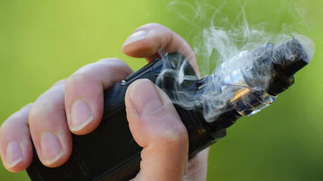 El consumo pasivo de vapor de cigarrillos eléctricos aumenta entre los jóvenes el riesgo de sufrir bronquitis y falta de aliento, según un estudio
