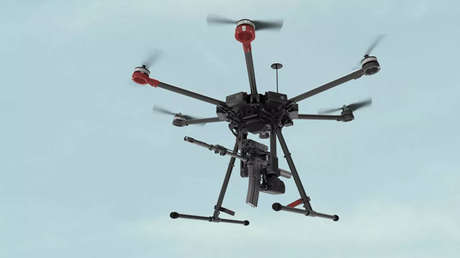 Israel presenta un dron armado con un rifle de asalto, capaz de neutralizar objetivos estáticos o en movimiento «en aire, mar y tierra» (VIDEO)