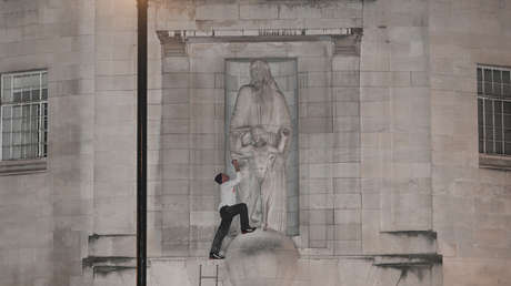 Un hombre escala por la fachada de la sede de la BBC en Londres y vandaliza a martillazos una escultura de un artista pedófilo (VIDEO)