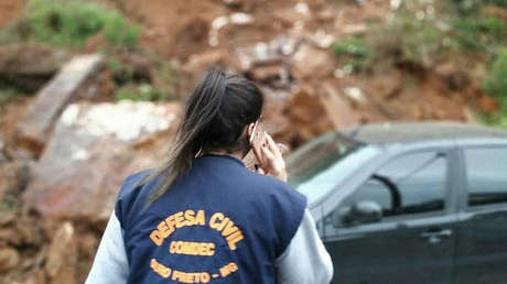 VIDEOS: Un cerro se derrumba en Brasil tragando una vivenda histórica, mientras el cableado de la red eléctrica estalla y la gente grita