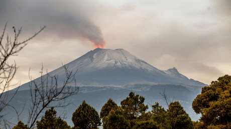 México registra una explosión en el volcán Popocatépetl, que acumula 12 exhalaciones en 24 horas (VIDEO)