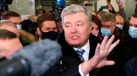 El expresidente Piotr Poroshenko regresa a Ucrania y una multitud de partidarios impide su detención en el aeropuerto de Kiev (IMÁGENES)