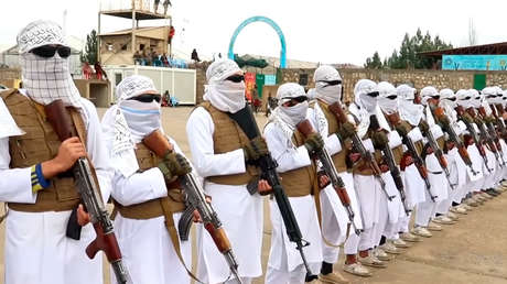 VIDEO: Soldados talibanes marchan con rifles durante su ceremonia de graduación
