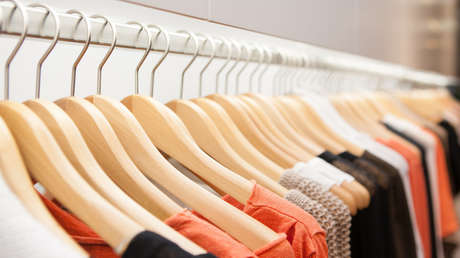 Amazon lanza su primera tienda física 'inteligente' de ropa, donde la prenda del color y talla deseada aparece 'mágicamente' en el probador