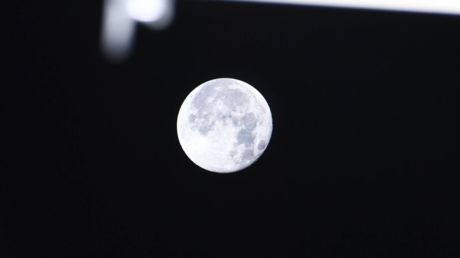 Cosmonauta muestra una foto de la ‘Luna del Lobo’ tomada desde la EEI