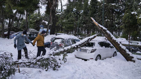 Grecia despliega el Ejército para socorrer a los conductores atrapados en sus vehículos durante horas por una gran tormenta de nieve (FOTOS, VIDEOS)
