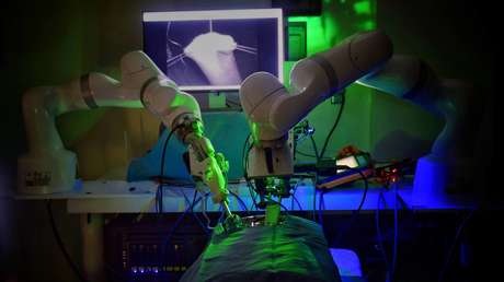 Robot ejecuta con éxito la primera cirugía laparoscópica para unir dos extremos del intestino de un cerdo sin requerir de ayuda humana