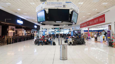 Qué hay detrás de las denuncias de "malos tratos" e inadmisiones de turistas colombianos en México (y qué dicen las autoridades)