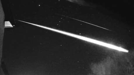 Un gran meteoro con una cola azul y verde ilumina el cielo del Reino Unido (VIDEO, FOTOS)