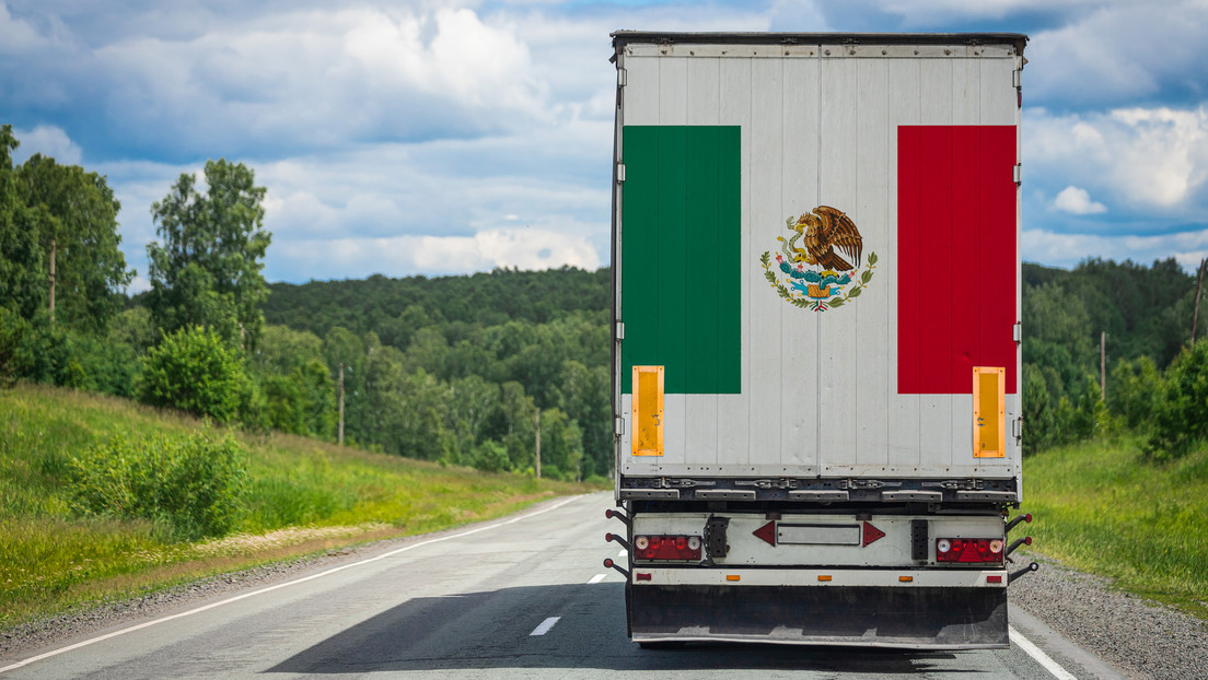 VIDEO: Saquean un tráiler volcado en una carretera mexicana mientras el chofer agoniza sin ayuda