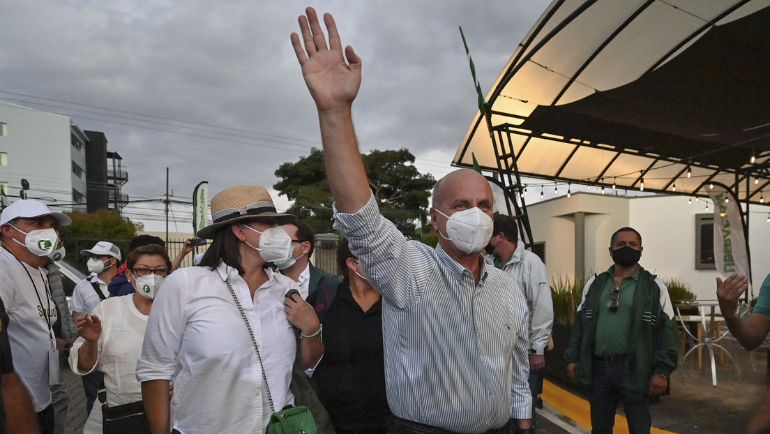 El expresidente José María Figueres lidera las elecciones en Costa Rica y enfrentaría la segunda vuelta con el economista Rodrigo Chaves - RT