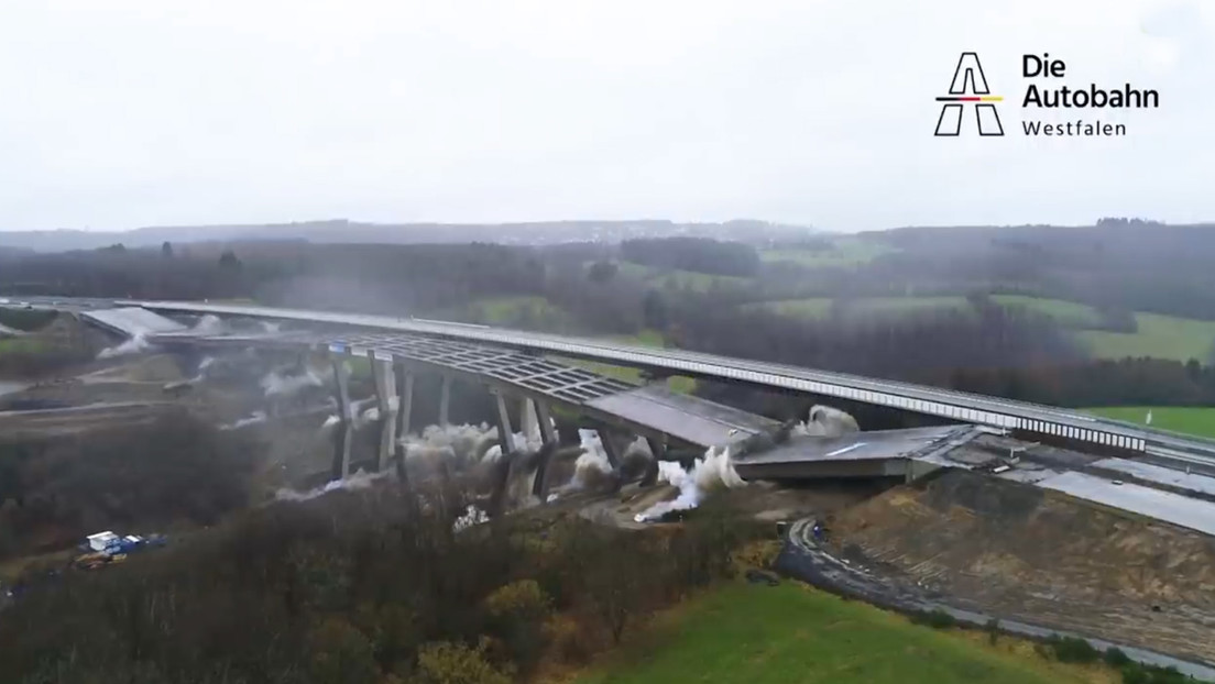 Ingenieros alemanes detonan un icónico puente de 70 metros de altura con 120 kilos de explosivos Ingenieros alemanes detonan un icónico puente de 70 metros de altura con 120 kilos de explosivos
