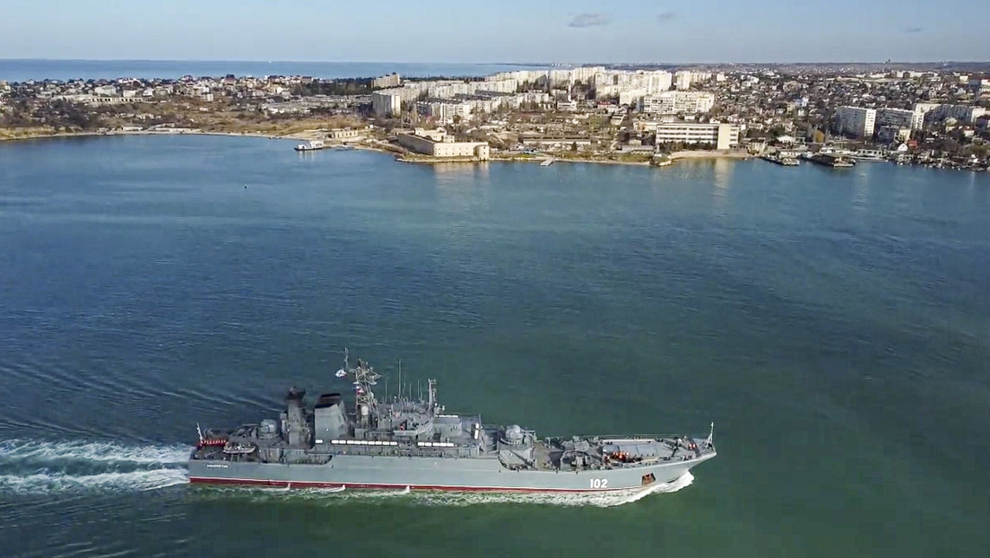 VIDEO: Más de 30 buques de la Flota del mar Negro de Rusia salen al mar  para realizar ejercicios a gran escala - RT