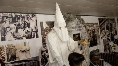 Una estudiante negra y un exmiembro del Ku Klux Klan son homenajeados en simultáneo por una universidad de EE.UU.