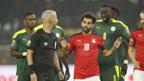 Árbitro ‘trolea’ a Mohamed Salah durante la final de la Copa Africana, ofreciéndole hacerse cargo del partido ante sus reiteradas protestas (VIDEO)