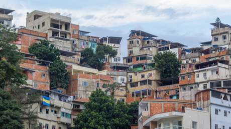 Un niño de una favela de Brasil que recuerda a la 'afgana de ojos verdes' se convierte en modelo por unas fotos que arrasan en redes