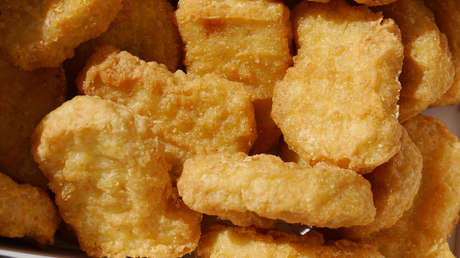 Un empleado de McDonald’s muestra cómo se preparan los ‘nuggets’ y las papas fritas en solo tres minutos