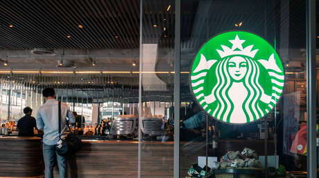 Una empleada de Starbucks sospecha que una adolescente está en peligro y le deja una nota en un vaso ofreciéndole ayuda (FOTO)